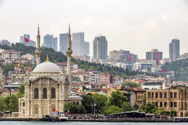 Bosporus, İstanbul, Türkiye-18 Mayıs 2019. İstanbul, Bosporus size eski şehir, Kız Kulesi, asma köprü, tekneler, Şehir Hatları feribot, cami, tarihi ve modern binalar ile harika bir doğa ve şehir manzarası sunar.