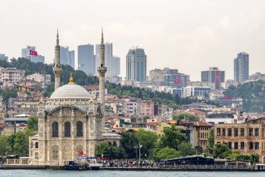 Bosporus, İstanbul, Türkiye-18 Mayıs 2019. İstanbul, Bosporus size eski şehir, Kız Kulesi, asma köprü, tekneler, Şehir Hatları feribot, cami, tarihi ve modern binalar ile harika bir doğa ve şehir manzarası sunar.