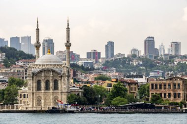 Bosporus, İstanbul, Türkiye-18 Mayıs 2019. İstanbul, Bosporus size eski şehir, Kız Kulesi, asma köprü, tekneler, Şehir Hatları feribot, cami, tarihi ve modern binalar ile harika bir doğa ve şehir manzarası sunar.