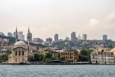 Bosporus, İstanbul, Türkiye-18 Mayıs 2019. İstanbul, Bosporus size eski şehir, Kız Kulesi, asma köprü, tekneler, Şehir Hatları feribot, cami, tarihi ve modern binalar ile harika bir doğa ve şehir manzarası sunar.
