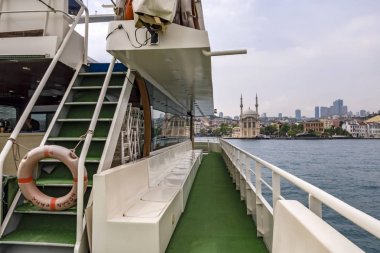 Bosporus, İstanbul, Türkiye-18 Mayıs 2019. İstanbul, Bosporus size eski şehir, Kız Kulesi, asma köprü, tekneler, Şehir Hatları feribot, cami, tarihi ve modern binalar ile harika bir doğa ve şehir manzarası sunar.