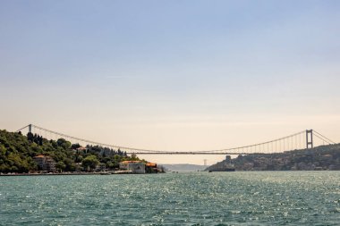Bosporus, İstanbul, Türkiye-18 Mayıs 2019. İstanbul, Bosporus size eski şehir, Kız Kulesi, asma köprü, tekneler, Şehir Hatları feribot, cami, tarihi ve modern binalar ile harika bir doğa ve şehir manzarası sunar.