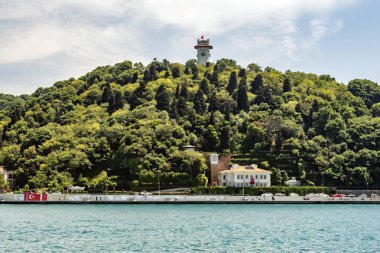 Bosporus, İstanbul, Türkiye-18 Mayıs 2019. İstanbul, Bosporus size eski şehir, Kız Kulesi, asma köprü, tekneler, Şehir Hatları feribot, cami, tarihi ve modern binalar ile harika bir doğa ve şehir manzarası sunar.