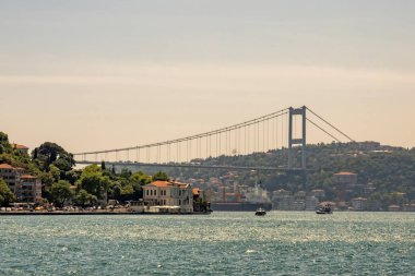 Bosporus, İstanbul, Türkiye-18 Mayıs 2019. İstanbul, Bosporus size eski şehir, Kız Kulesi, asma köprü, tekneler, Şehir Hatları feribot, cami, tarihi ve modern binalar ile harika bir doğa ve şehir manzarası sunar.