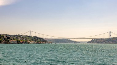 Bosporus, İstanbul, Türkiye-18 Mayıs 2019. İstanbul, Bosporus size eski şehir, Kız Kulesi, asma köprü, tekneler, Şehir Hatları feribot, cami, tarihi ve modern binalar ile harika bir doğa ve şehir manzarası sunar.