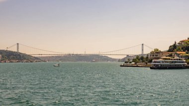 Bosporus, İstanbul, Türkiye-18 Mayıs 2019. İstanbul, Bosporus size eski şehir, Kız Kulesi, asma köprü, tekneler, Şehir Hatları feribot, cami, tarihi ve modern binalar ile harika bir doğa ve şehir manzarası sunar.