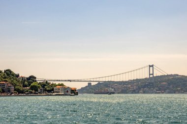 Bosporus, İstanbul, Türkiye-18 Mayıs 2019. İstanbul, Bosporus size eski şehir, Kız Kulesi, asma köprü, tekneler, Şehir Hatları feribot, cami, tarihi ve modern binalar ile harika bir doğa ve şehir manzarası sunar.