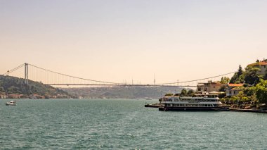 Bosporus, İstanbul, Türkiye-18 Mayıs 2019. İstanbul, Bosporus size eski şehir, Kız Kulesi, asma köprü, tekneler, Şehir Hatları feribot, cami, tarihi ve modern binalar ile harika bir doğa ve şehir manzarası sunar.