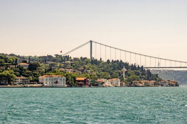 Bosporus, İstanbul, Türkiye-18 Mayıs 2019. İstanbul, Bosporus size eski şehir, Kız Kulesi, asma köprü, tekneler, Şehir Hatları feribot, cami, tarihi ve modern binalar ile harika bir doğa ve şehir manzarası sunar.