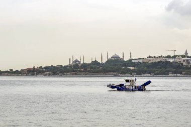 Bosporus, İstanbul, Türkiye-18 Mayıs 2019. İstanbul, Bosporus size eski şehir, Kız Kulesi, asma köprü, tekneler, Şehir Hatları feribot, cami, tarihi ve modern binalar ile harika bir doğa ve şehir manzarası sunar.