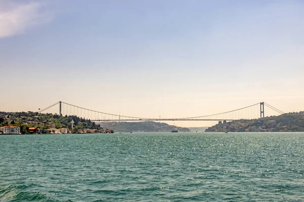 Bosporus, İstanbul, Türkiye-18 Mayıs 2019. İstanbul, Bosporus size eski şehir, Kız Kulesi, asma köprü, tekneler, Şehir Hatları feribot, cami, tarihi ve modern binalar ile harika bir doğa ve şehir manzarası sunar.