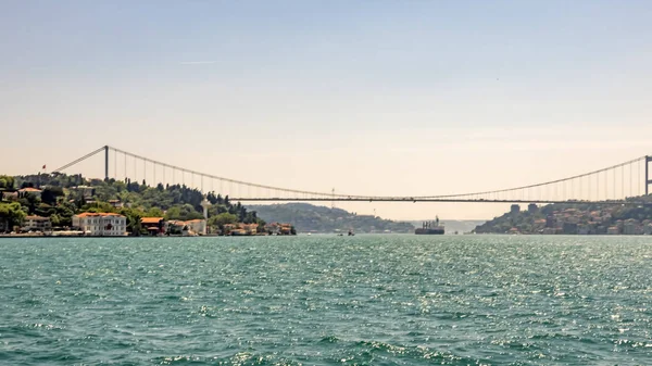 Bosporus, İstanbul, Türkiye-18 Mayıs 2019. İstanbul, Bosporus size eski şehir, Kız Kulesi, asma köprü, tekneler, Şehir Hatları feribot, cami, tarihi ve modern binalar ile harika bir doğa ve şehir manzarası sunar.