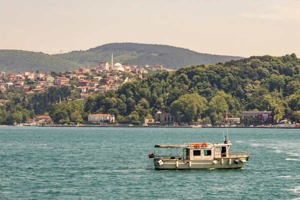 Bosporus, İstanbul, Türkiye-18 Mayıs 2019. İstanbul, Bosporus size eski şehir, Kız Kulesi, asma köprü, tekneler, Şehir Hatları feribot, cami, tarihi ve modern binalar ile harika bir doğa ve şehir manzarası sunar.