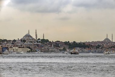 Bosporus, İstanbul, Türkiye-18 Mayıs 2019. İstanbul, Bosporus size eski şehir, Kız Kulesi, asma köprü, tekneler, Şehir Hatları feribot, cami, tarihi ve modern binalar ile harika bir doğa ve şehir manzarası sunar.