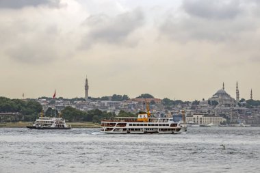 Bosporus, İstanbul, Türkiye-18 Mayıs 2019. İstanbul, Bosporus size eski şehir, Kız Kulesi, asma köprü, tekneler, Şehir Hatları feribot, cami, tarihi ve modern binalar ile harika bir doğa ve şehir manzarası sunar.
