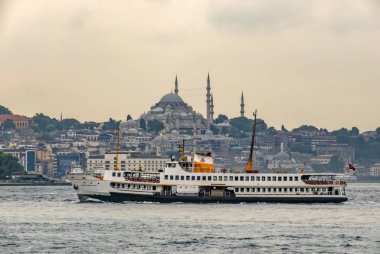 Bosporus, İstanbul, Türkiye-18 Mayıs 2019. İstanbul, Bosporus size eski şehir, Kız Kulesi, asma köprü, tekneler, Şehir Hatları feribot, cami, tarihi ve modern binalar ile harika bir doğa ve şehir manzarası sunar.