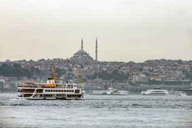 Bosporus, İstanbul, Türkiye-18 Mayıs 2019. İstanbul, Bosporus size eski şehir, Kız Kulesi, asma köprü, tekneler, Şehir Hatları feribot, cami, tarihi ve modern binalar ile harika bir doğa ve şehir manzarası sunar.