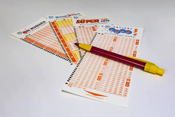 İstanbul, Türkiye-30 Temmuz 2019. Türkiye 'nin ulusal piyango. Beyaz arka planda Türk piyango biletleri 