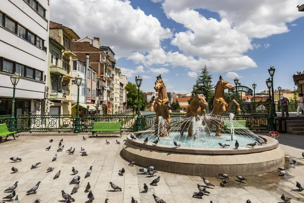 eskişehir,türkiye-4 Haziran 2019.Eskişehir çok tarihi bir şehirdir. Eskişehir'de modern heykeller ve süs havuzları ile hala muhteşem tarihi bir atmosfer hissedebilirsiniz.