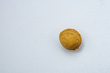 beyaz arka plan üzerinde kayısı çekirdekleri kadar yakın.