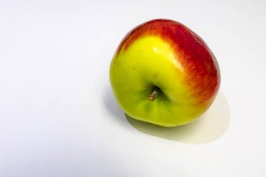 beyaz arka planda yeni kırpma taze elma.