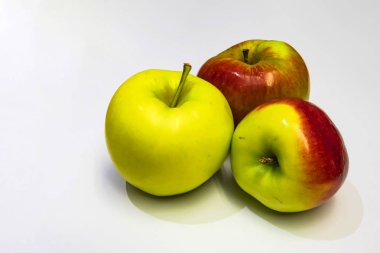beyaz arka planda yeni kırpma taze elma.
