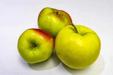 beyaz arka planda yeni kırpma taze elma.