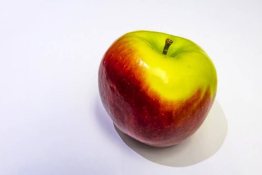 beyaz arka planda yeni kırpma taze elma.