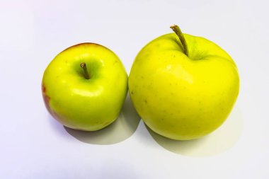 beyaz arka planda yeni kırpma taze elma.