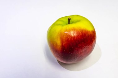 beyaz arka planda yeni kırpma taze elma.