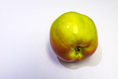 beyaz arka planda yeni kırpma taze elma.