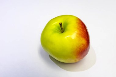 beyaz arka planda yeni kırpma taze elma.