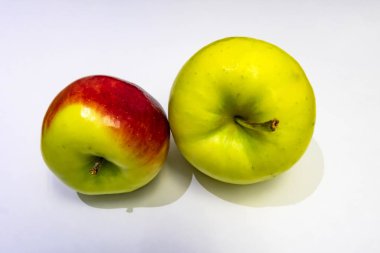 beyaz arka planda yeni kırpma taze elma.
