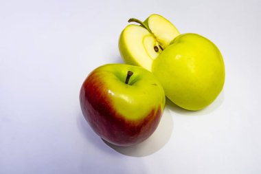  beyaz arka planda yeni kırpma taze elma.