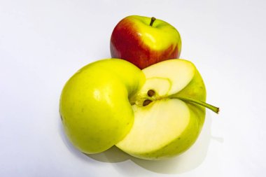  beyaz arka planda yeni kırpma taze elma.