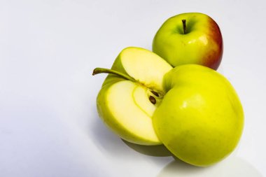  beyaz arka planda yeni kırpma taze elma.