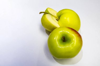  beyaz arka planda yeni kırpma taze elma.
