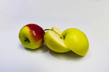  beyaz arka planda yeni kırpma taze elma.