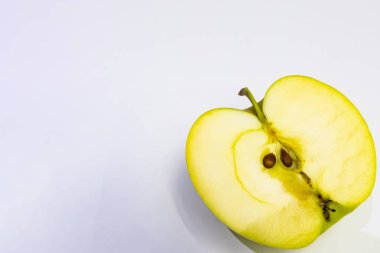  beyaz arka planda yeni kırpma taze elma.