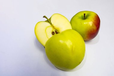  beyaz arka planda yeni kırpma taze elma.