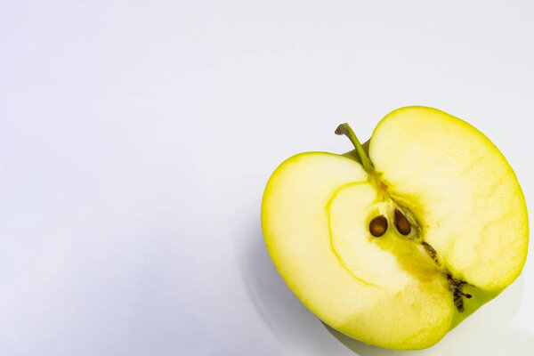  новый урожай свежих яблок на белом фоне
.