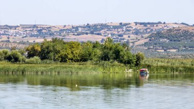 golyazi,bursa,türkiye-12 Ağustos 2019. Bursa'da Uluabat gölü kıyısındaki Gölyazı köyü. Gölyazı'dan Manzara