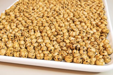 Kavrulmuş Nohut Leblebi Türkiye'de yaygın ucuz bir atıştırmalık