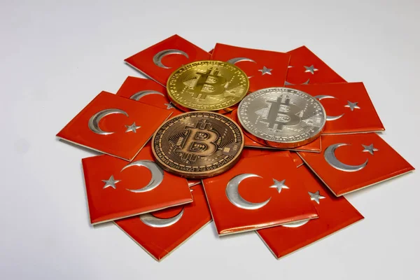 Närbild Bitcoin Mynt Och Turkiska Flaggor Vit Bakgrund — Stockfoto