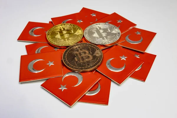 Close Bitcoin Munten Turkse Vlaggen Witte Achtergrond — Stockfoto