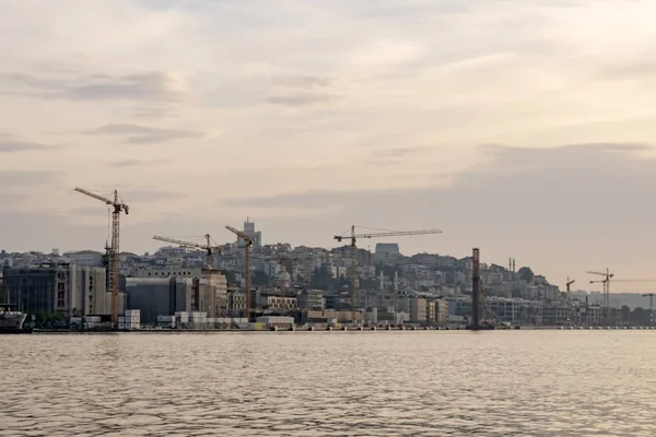 istanbul,türkiye-27 Ağustos 2019.istanbul,asya ve avrupa kıtasının ortasında rüya şehir . istanbuldan görünüm.