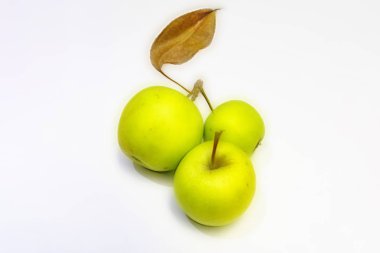 beyaz arka planda yeşil elma yakın.