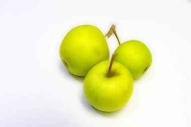 beyaz arka planda yeşil elma yakın.
