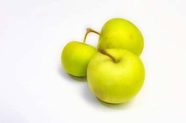 beyaz arka planda yeşil elma yakın.
