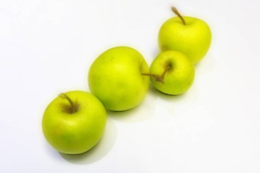beyaz arka planda yeşil elma yakın.
